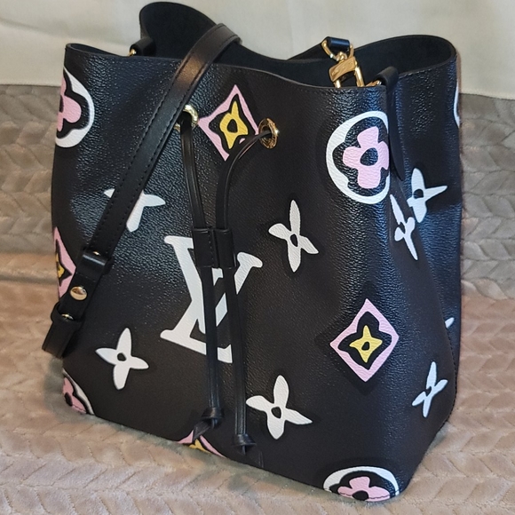 NeoNoe Wild at Heart Louis Vuitton Black Monogram Neo Noe Cross Body Bag - Picture 14 of 17